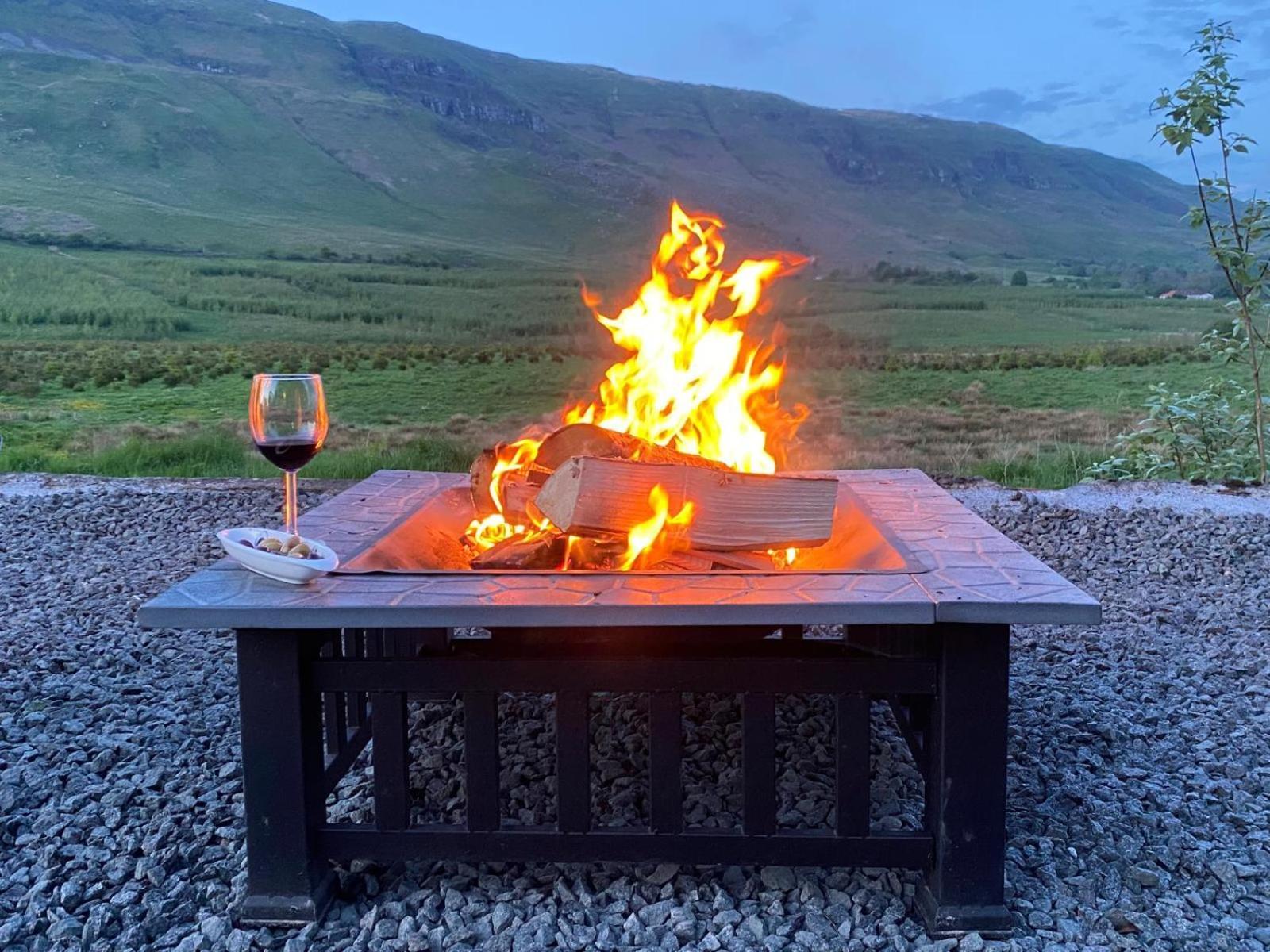 Campsie Luxury Pods With Hot Tub Hotel Glasgow Exterior photo
