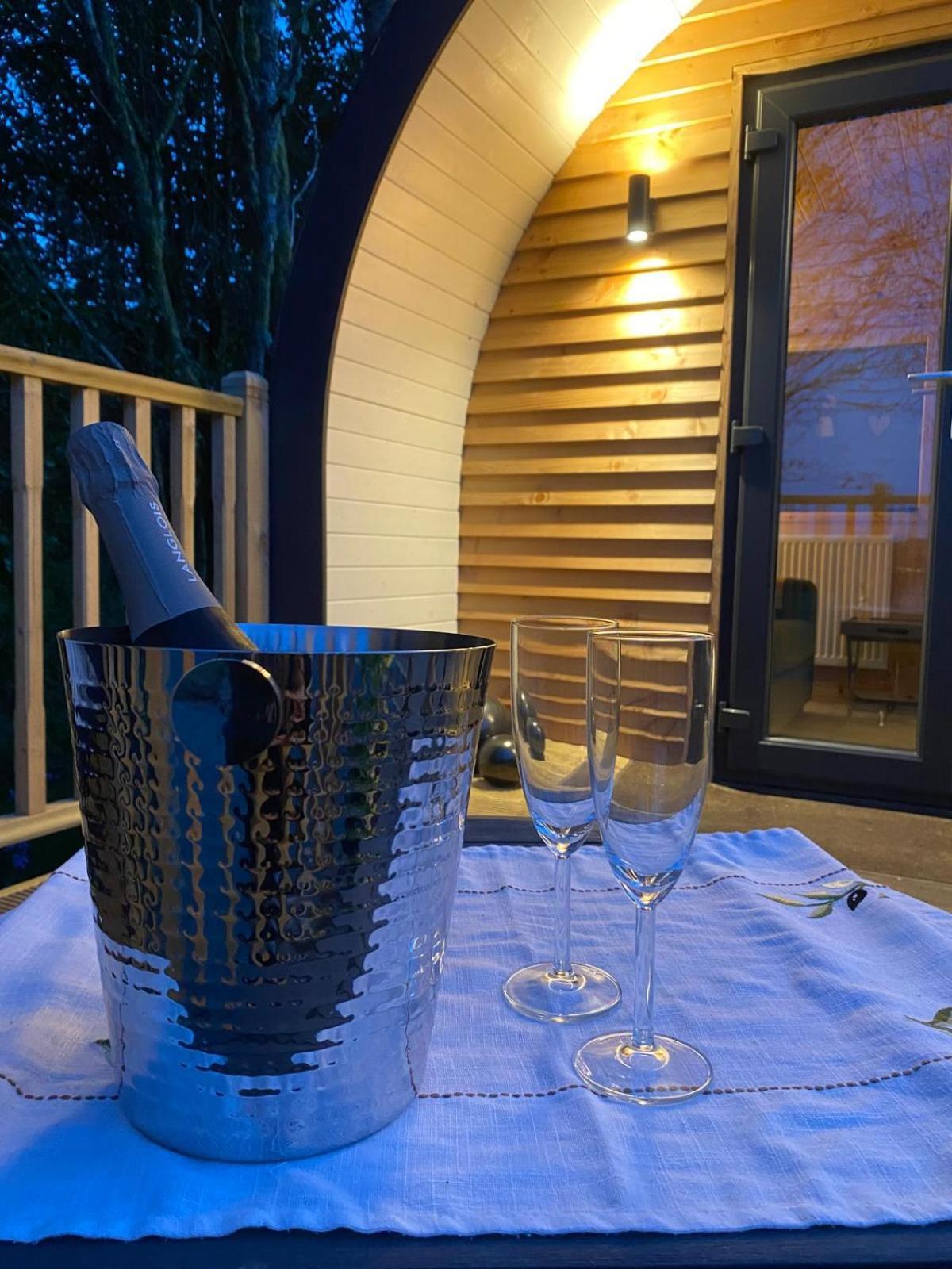 Campsie Luxury Pods With Hot Tub Hotel Glasgow Exterior photo